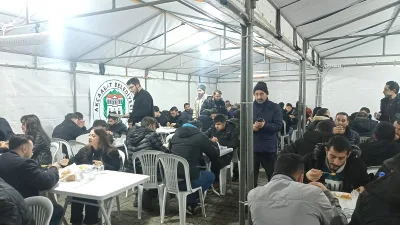 Akçaabat Belediyesi, iftar organizasyonlarıyla ihtiyaç sahiplerine destek oluyor. Belediyenin başkanı