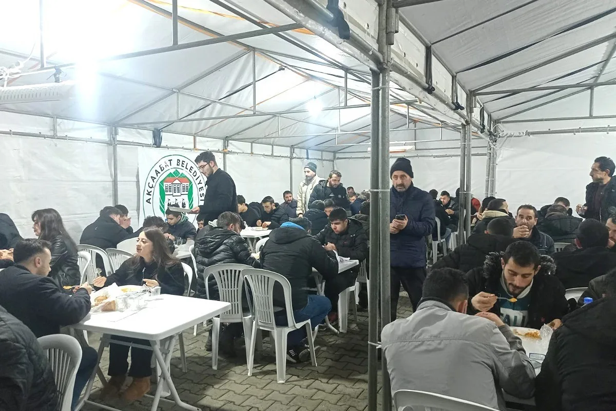 Akçaabat Belediyesi, iftar organizasyonlarıyla ihtiyaç sahiplerine destek oluyor. Belediyenin başkanı