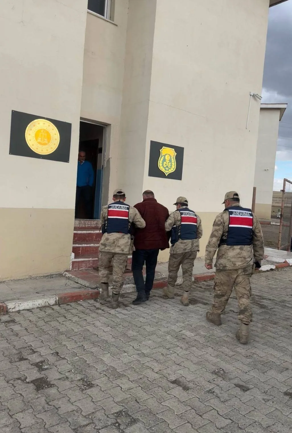 Kars'ın Akyaka ilçesinde jandarma tarafından 'kasten yaralama' suçundan aranan kişi