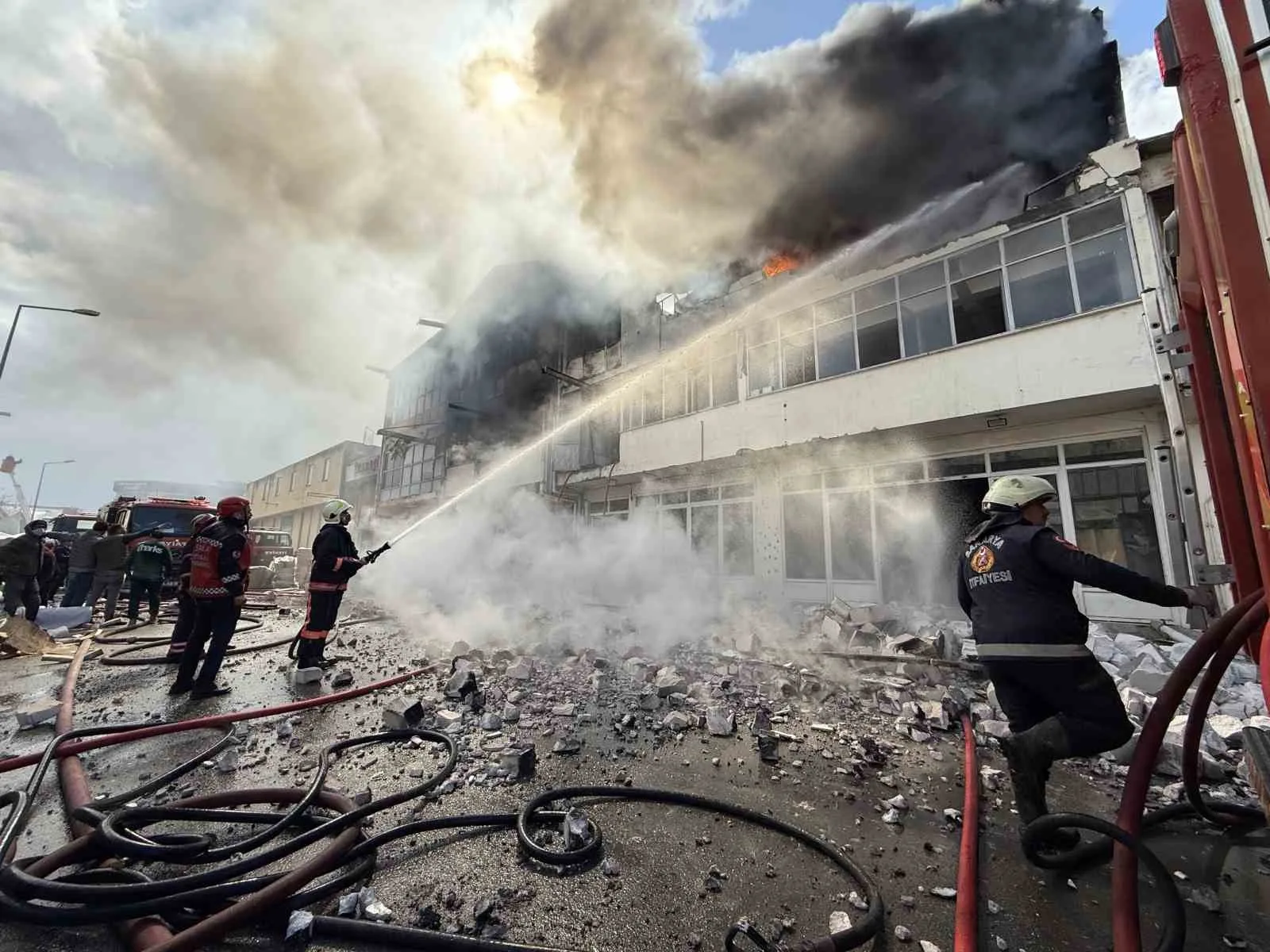Sakarya'da ASEM Mobilyacılar Çarşısı'ndaki bir imalathanede çıkan yangında 5 bölüm