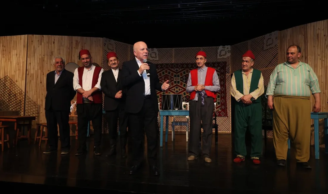 Erzurum Büyükşehir Belediye Başkanı Mehmet Sekmen, Erzurum Şehir Tiyatrosu’nun "Seyri