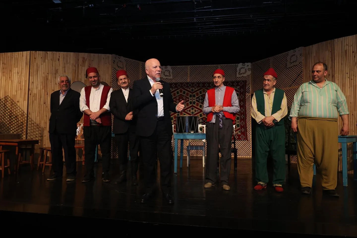 Erzurum Büyükşehir Belediye Başkanı Mehmet Sekmen, Erzurum Şehir Tiyatrosu’nun "Seyri