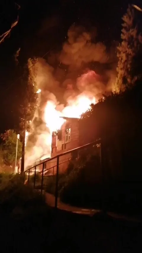 İzmit'te alkollü olduğu iddia edilen A.A., kendi evini ateşe verdi.