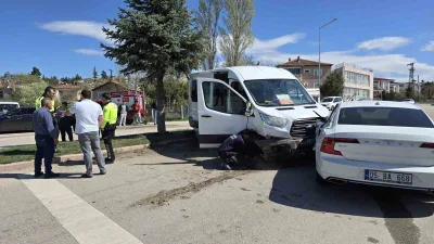 Amasya'nın Suluova ilçesindeki kaza, diyaliz hastalarını taşıyan minibüsün 2 araca