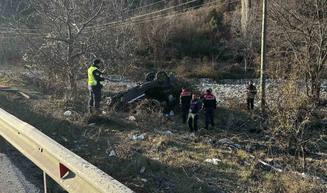 Amasya'nın Gümüşhacıköy ilçesinde hafif ticari aracın devrilmesi sonucu bir kişi