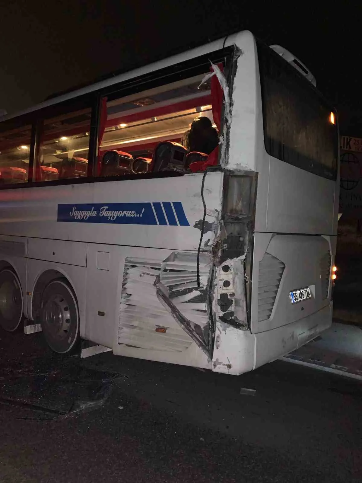 Samsunspor taraftarlarını taşıyan otobüs, arızalandıktan sonra bir kamyonun çarpması sonucu