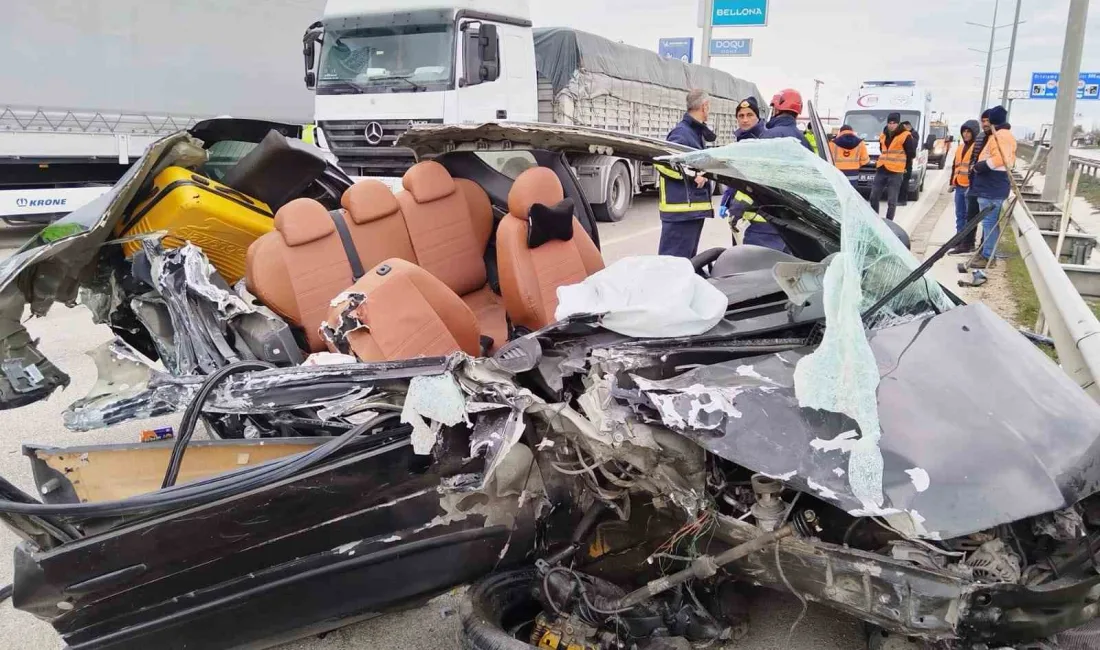 Amasya'nın Merzifon ilçesinde, tıra çarpan otomobilde aynı aileden 4 kişi