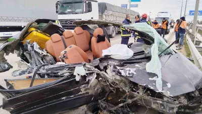 Amasya'nın Merzifon ilçesinde, tıra çarpan otomobilde aynı aileden 4 kişi