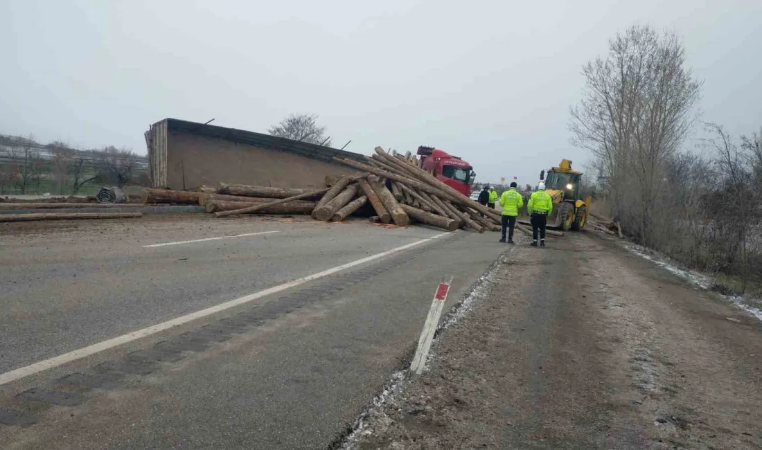 Amasya'nın Gümüşhacıköy ilçesinde Mustafa T. yönetimindeki tomruk yüklü tır devrildi.