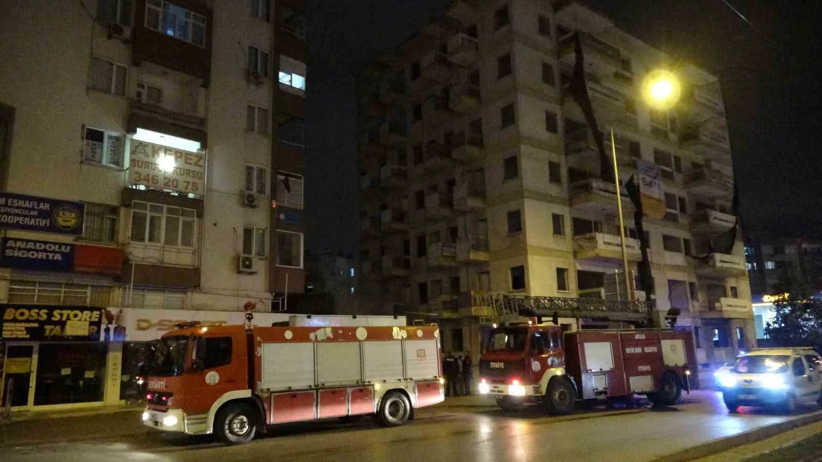 Antalya'daki kentsel dönüşüm projesi kapsamında terk edilen binada çıkan yangın,