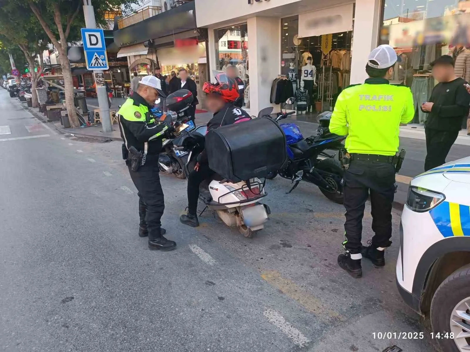 Antalya'da gerçekleştirilen geniş çaplı denetimlerde bin 135 kişi sorgulandı. 5