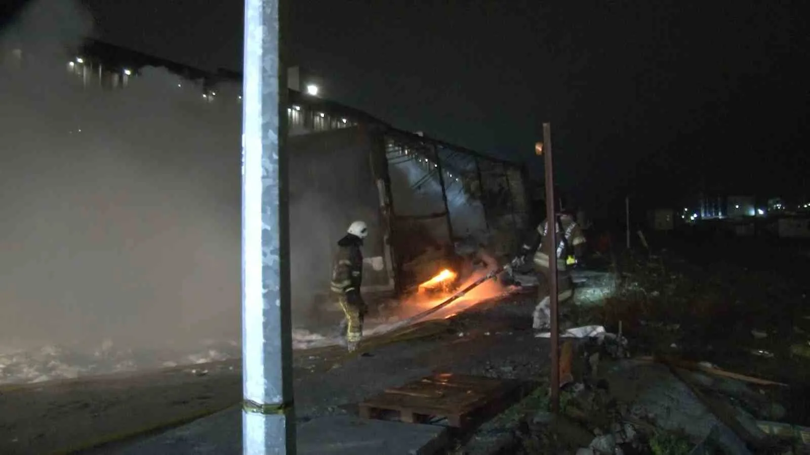 Arnavutköy'de gece saatlerinde park halindeki bir tırda çıkan yangın diğer