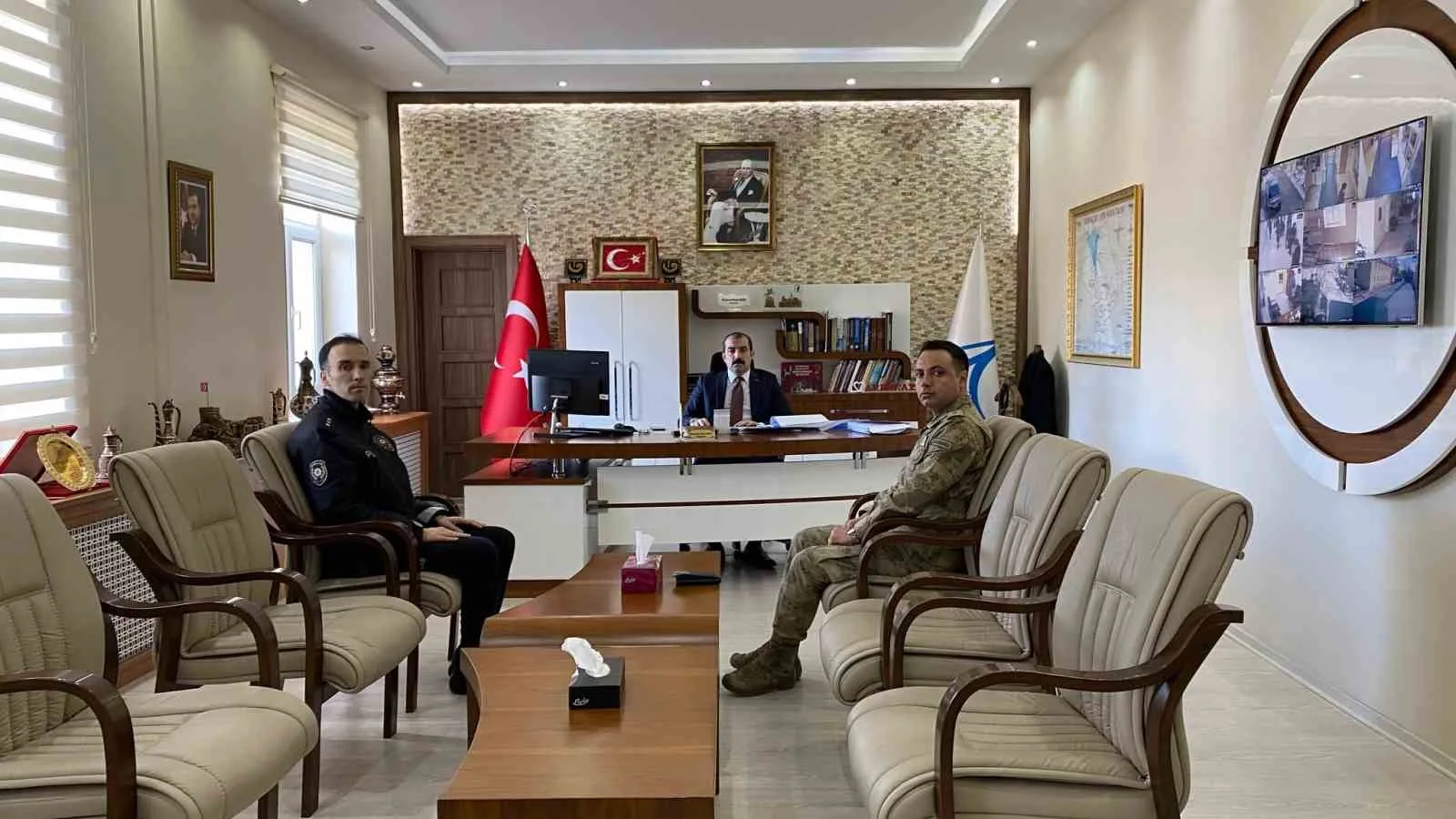 Arpaçay'da, Kaymakam Muhammed Burak Akköz başkanlığında asayiş ve güvenlik toplantısı