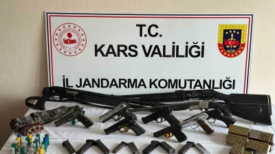 Arpaçay'da yapılan operasyonda 11 adreste çok sayıda silah ve mühimmat