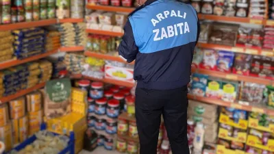 Bayburt'un Arpalı Beldesinde zabıta ekipleri marketlerde ve fırınlarda denetimler yaptı.