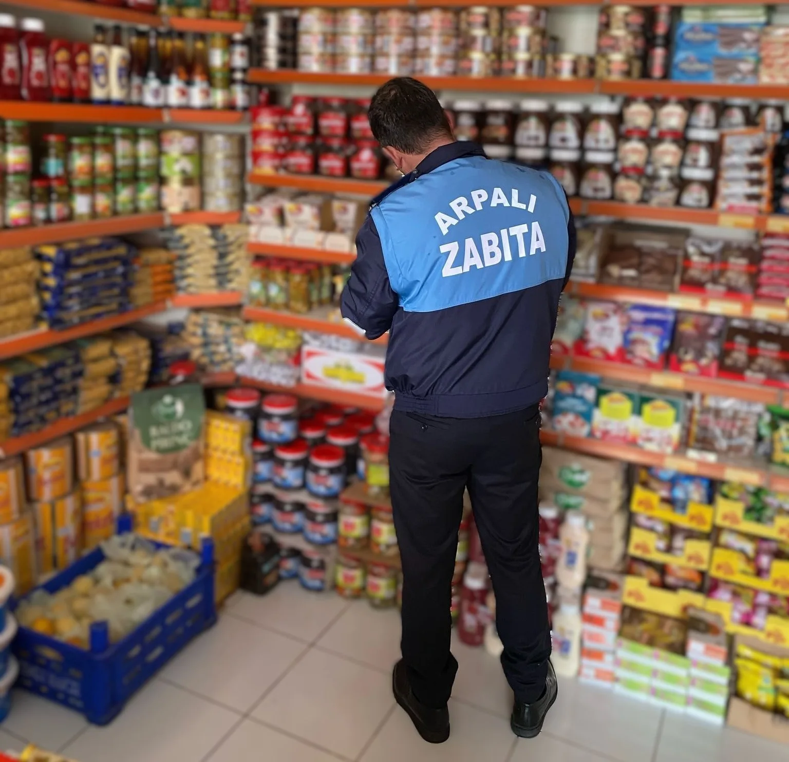 Bayburt'un Arpalı Beldesinde zabıta ekipleri marketlerde ve fırınlarda denetimler yaptı.