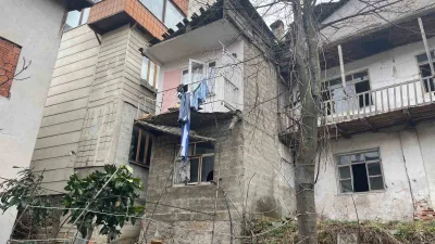 Artvin'de çamaşır asmak için balkona çıkan T.C. adlı yabancı uyruklu