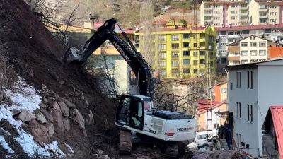 Artvin'de yaşanan heyelan sonucunda Belediye ekipleri hemen müdahaleye başladı. Dere