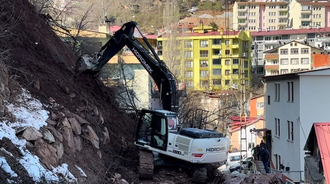 Artvin'de yaşanan heyelan sonucunda Belediye ekipleri hemen müdahaleye başladı. Dere