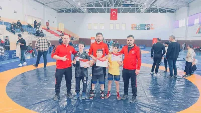 Erzurum'da düzenlenen Okullar arası Yıldızlar Güreş Grup Birinciliği'nde Aile ve