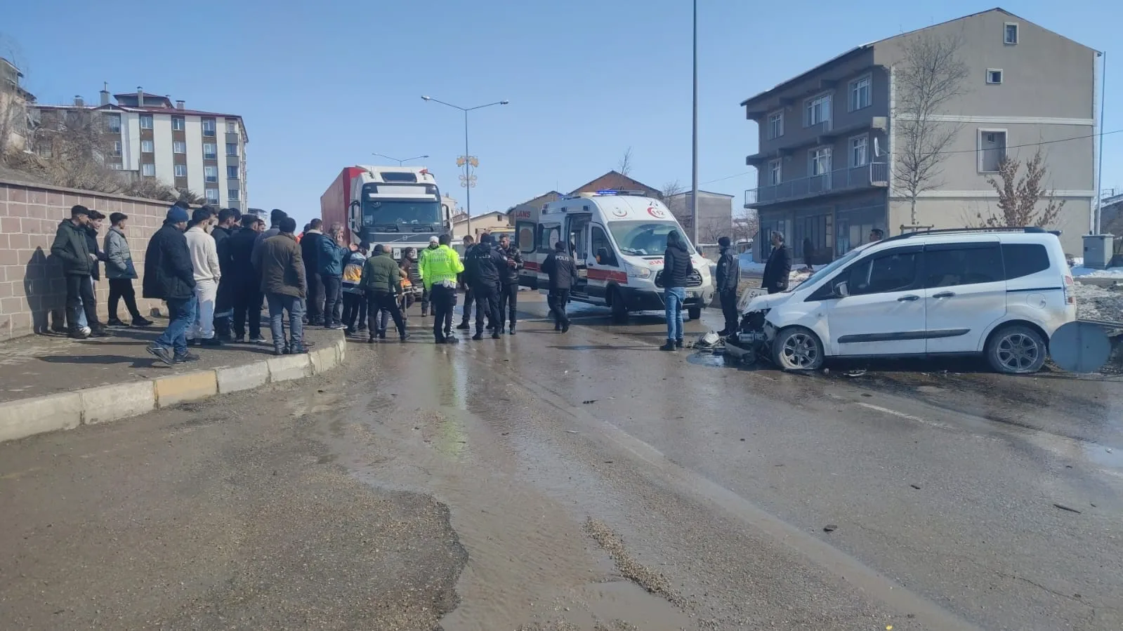 Erzurum Aşkale'de trafik kazası: Erzincan - Erzurum istikametindeki 2 aracın