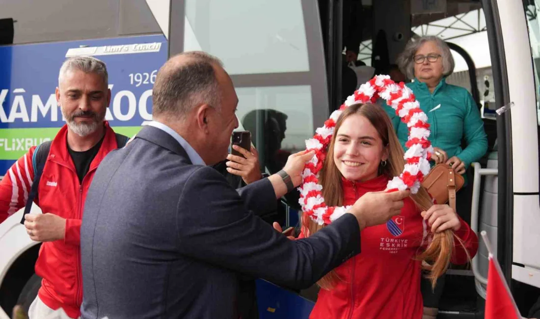 Antalya'da başarılı sonuçlar alan milli eskrimciler Alara Atmaca ve Elvin