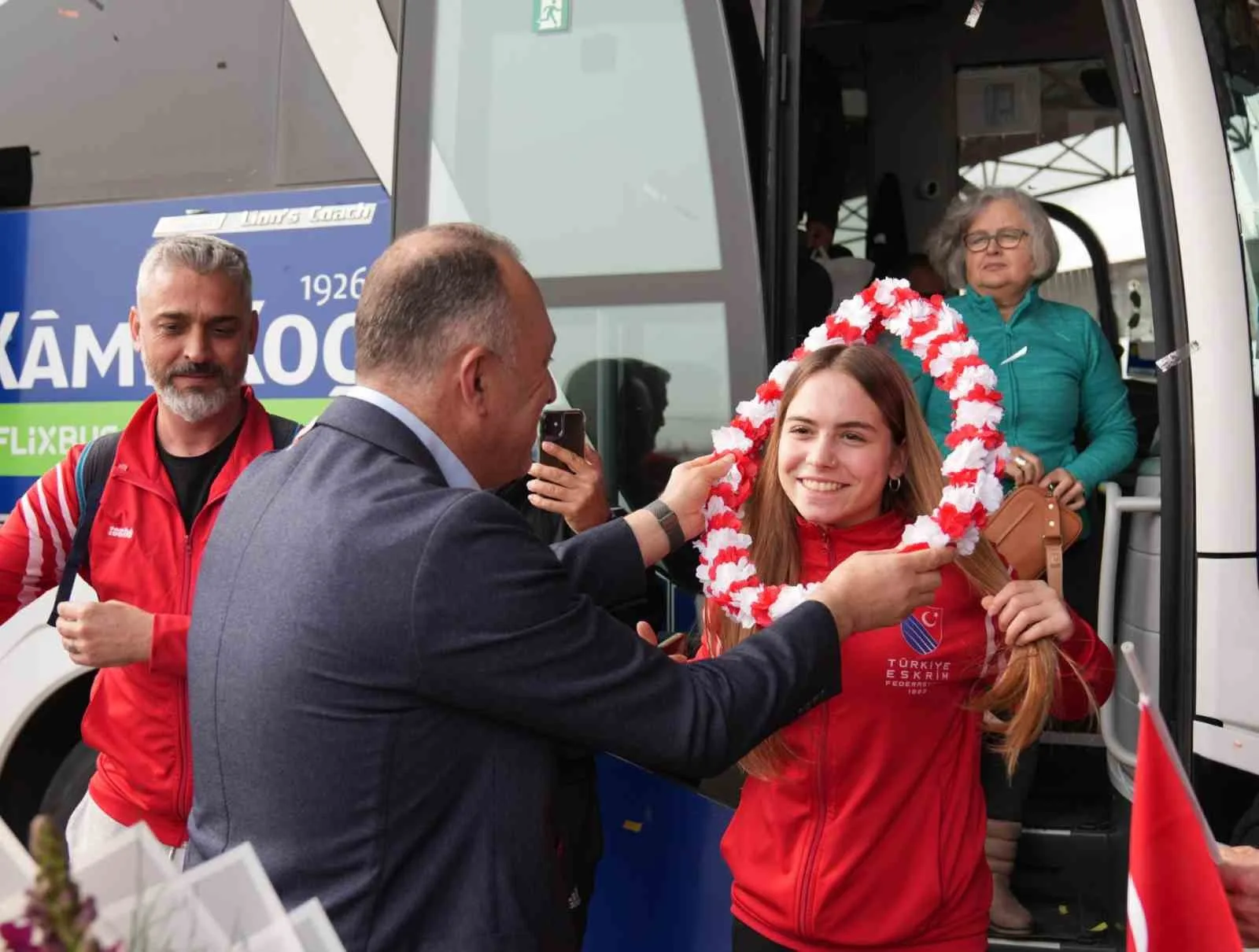 Antalya'da başarılı sonuçlar alan milli eskrimciler Alara Atmaca ve Elvin