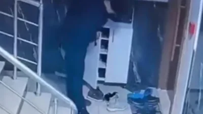 Kocaeli'nin Darıca ilçesinde apartman hırsızlığı yaşandı. Güvenlik kamerasına yansıyan görüntülerde,
