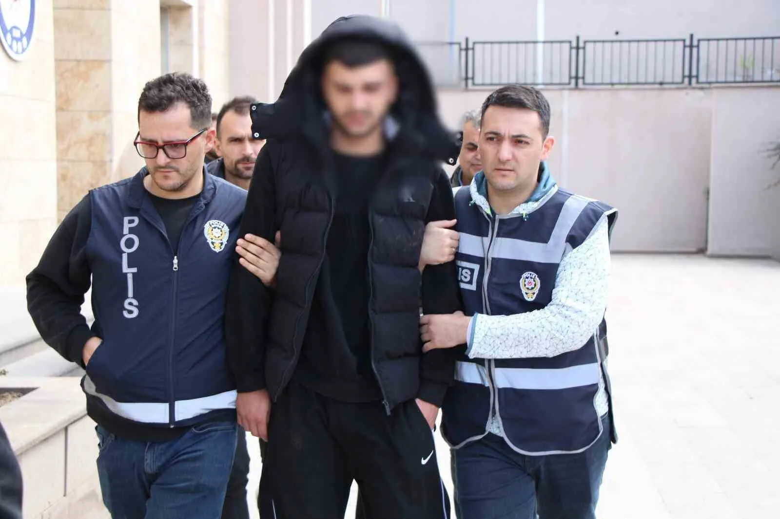 Amasya'da bir adamı bıçaklayarak öldüren 17 yaşındaki M.E., tutuklandı. Olayda