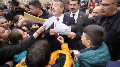 Milli Eğitim Bakanı Yusuf Tekin, Erzurum ziyareti kapsamında öğrencilerle bayrak