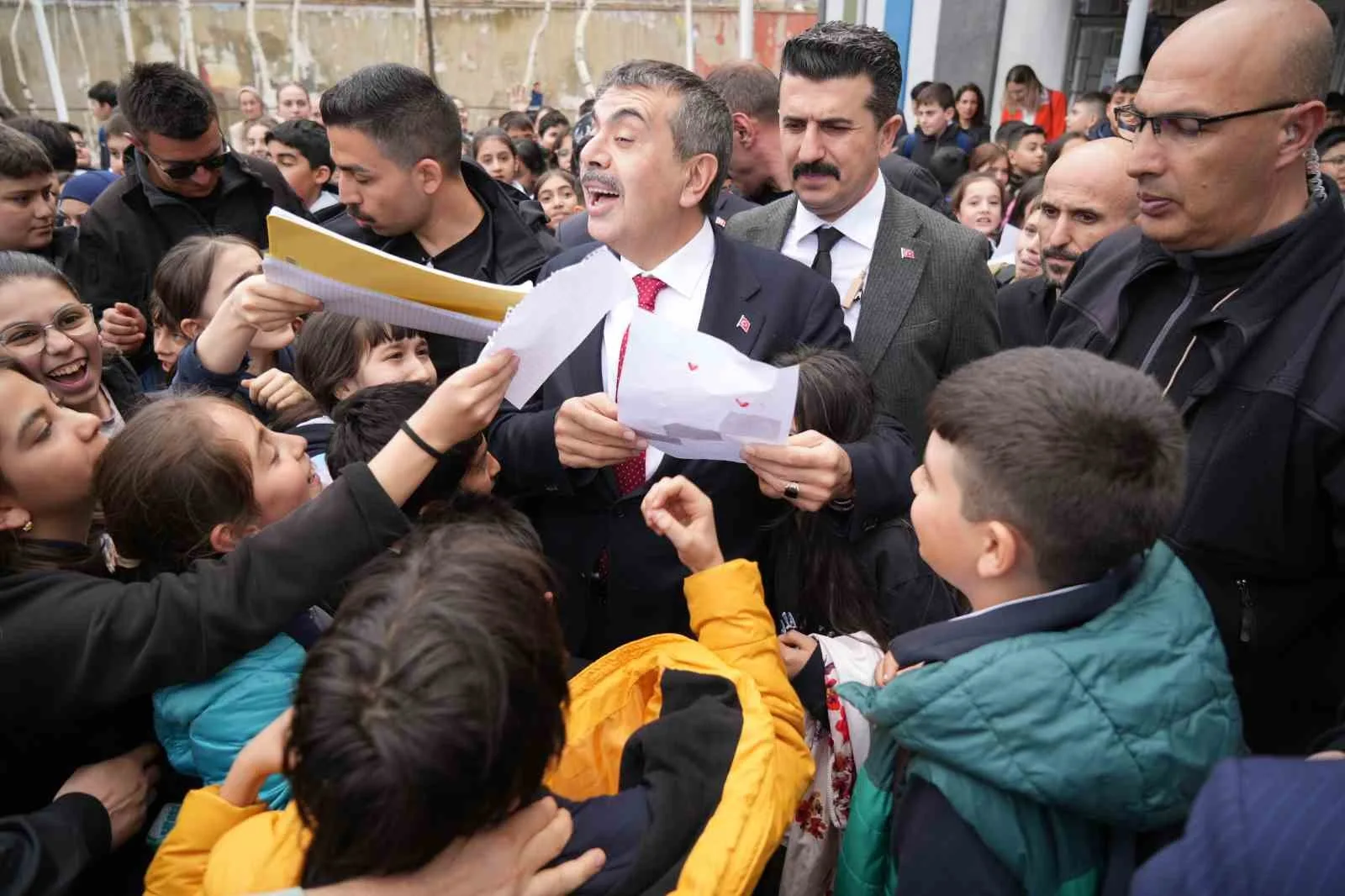 Milli Eğitim Bakanı Yusuf Tekin, Erzurum ziyareti kapsamında öğrencilerle bayrak