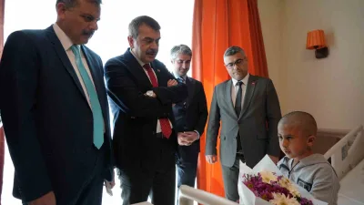 Milli Eğitim Bakanı Yusuf Tekin, Narman'da köpek saldırısına uğrayan Murat