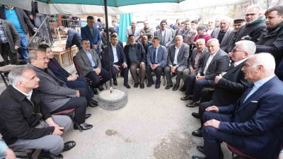 Milli Eğitim Bakanı Yusuf Tekin, Erzurum'da hemşerileriyle bayramlaştı. AK Parti