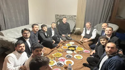 Akçaabat Belediye Başkanı Osman Nuri Ekim, öğrencilerle sahurda buluştu. Programda