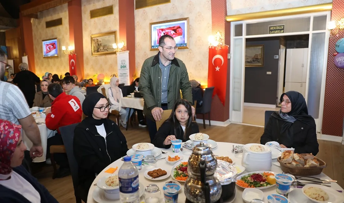 Trabzon'da "Dünya Yetimler Günü" kapsamında düzenlenen iftar programında Akçaabat Belediyesi