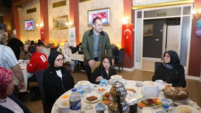 Akçaabat Belediyesi, Dünya Yetimler Günü kapsamında iftar programı düzenledi. Programa