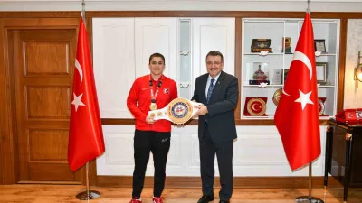 Trabzonlu sporcu Busenaz Sürmeneli, Dünya Boks Şampiyonası'nda altın madalya kazandı.