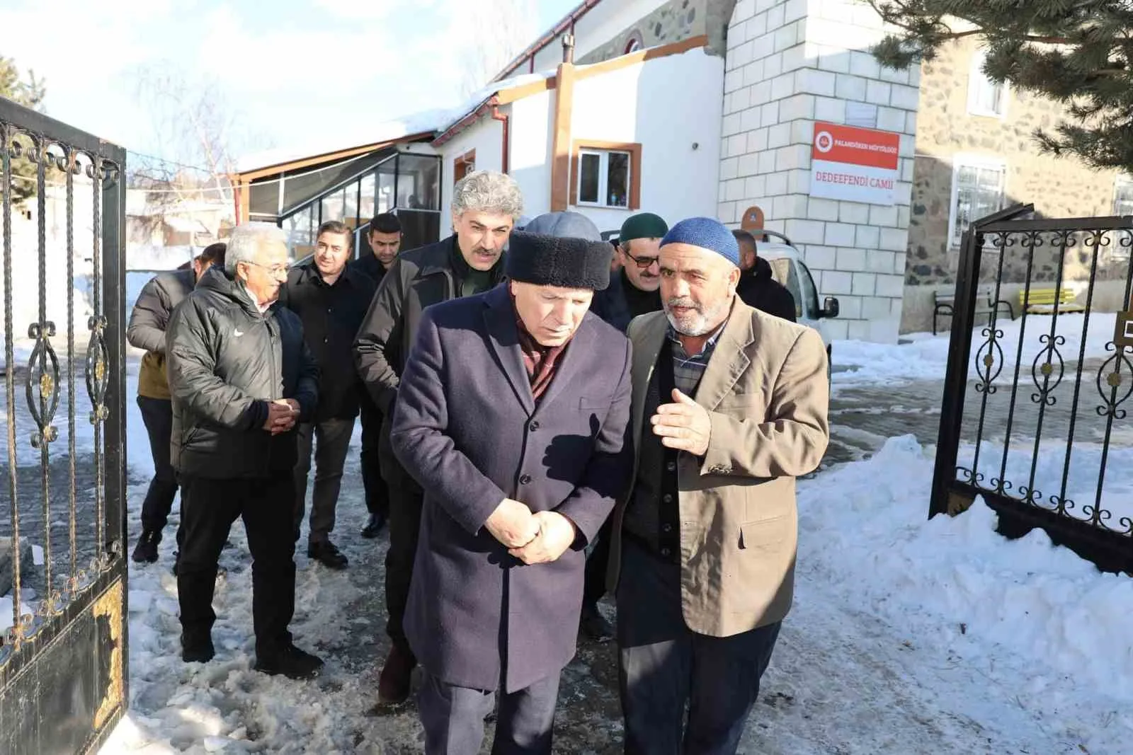 Erzurum Büyükşehir Belediye Başkanı Mehmet Sekmen, Yunusemre Mahallesi sakinleriyle bir