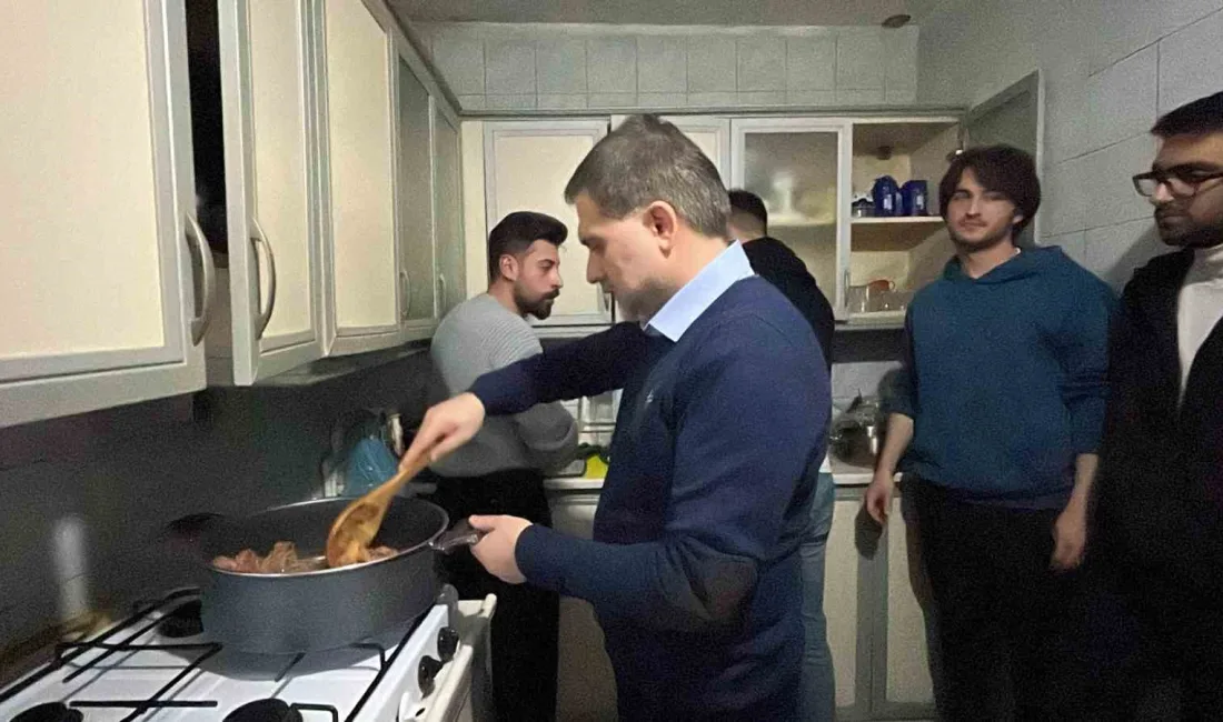 Erzurum'un Yakutiye Belediye Başkanı Mahmut Uçar, Ramazan'ın ilk iftarını üniversite