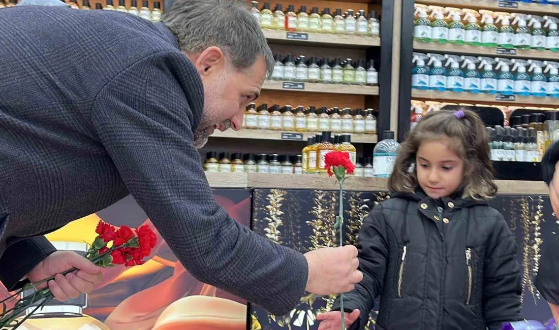 Yakutiye Belediye Başkanı Mahmut Uçar, Dünya Kadınlar Günü'nde kadınlara karanfil