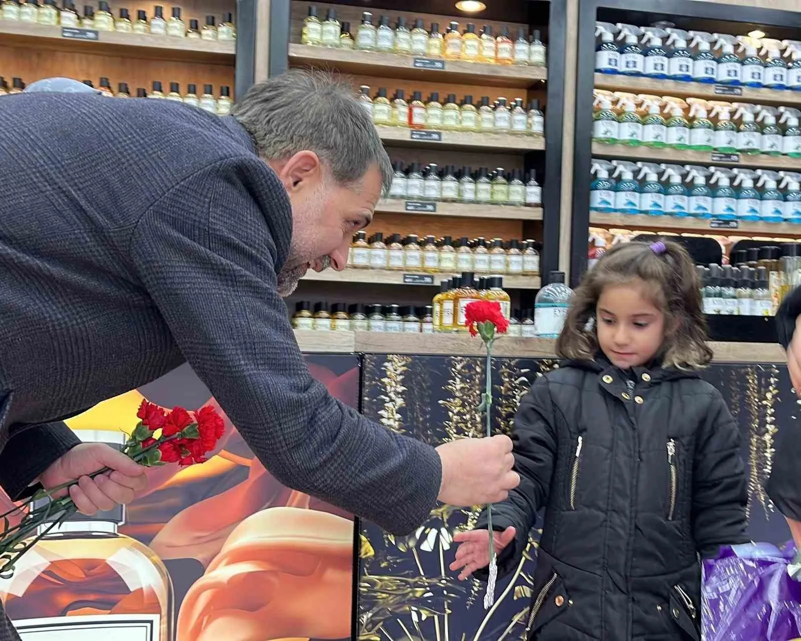 Yakutiye Belediye Başkanı Mahmut Uçar, Dünya Kadınlar Günü'nde kadınlara karanfil