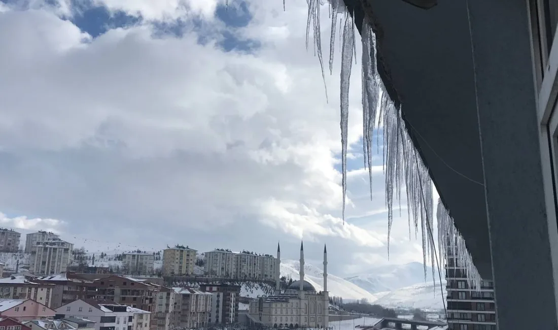 Bayburt'ta gündüzleri ısınan hava, geceleri soğuk etkisini sürdürüyor. Bölgede hafif