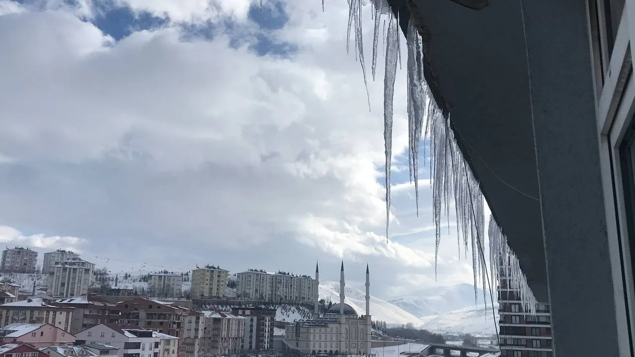 Bayburt'ta gündüzleri ısınan hava, geceleri soğuk etkisini sürdürüyor. Bölgede hafif