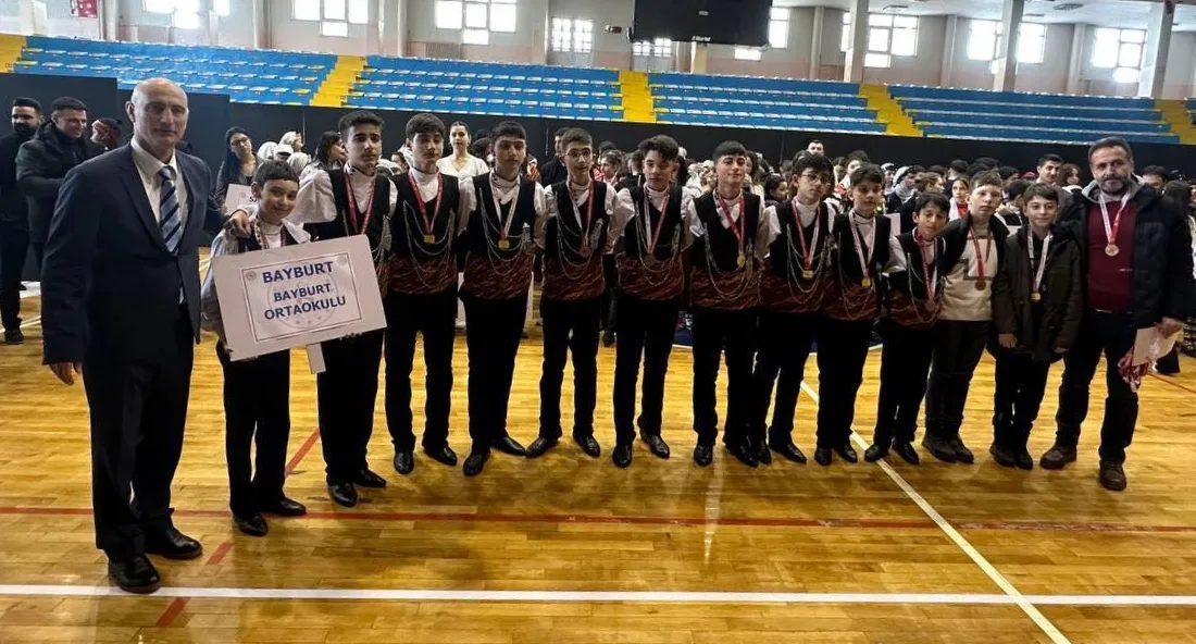 Bayburt Ortaokulu halk oyunları ekibi, Erzurum'da düzenlenen Okul Sporları Yıldız