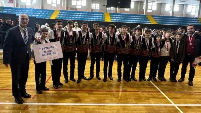 Bayburt Ortaokulu halk oyunları ekibi, Erzurum'da düzenlenen Okul Sporları Yıldız