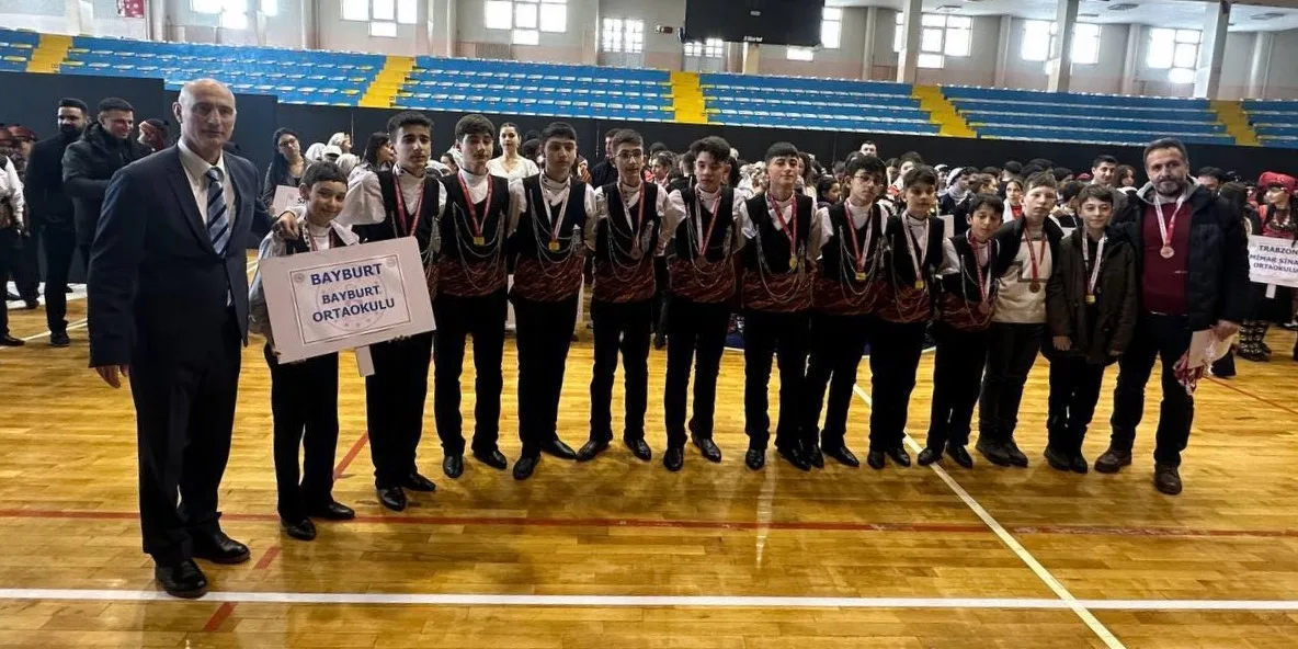 Bayburt Ortaokulu halk oyunları ekibi, Erzurum'da düzenlenen Okul Sporları Yıldız