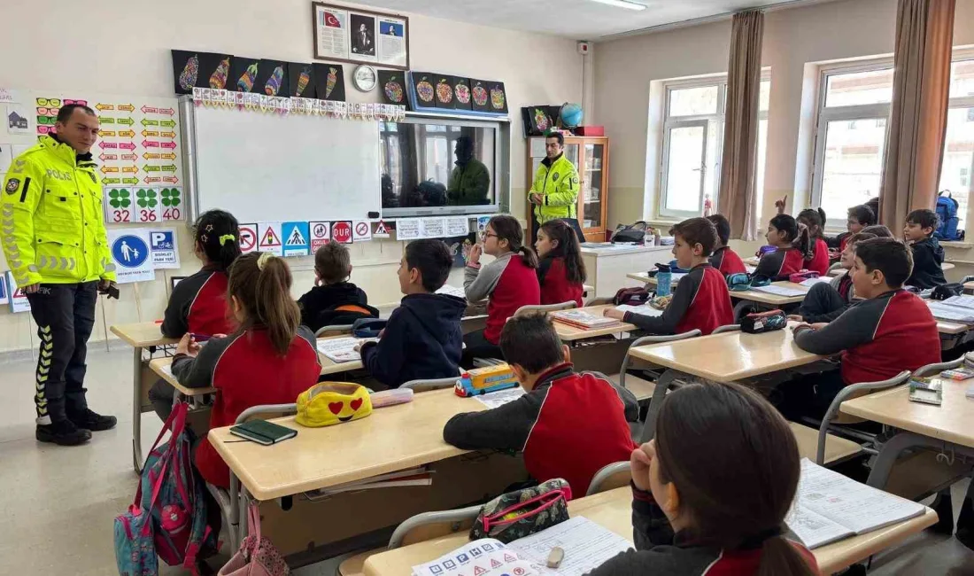 Bayburt İl Emniyet Müdürlüğü trafik ekipleri, öğrencilere trafik eğitimi verdi.