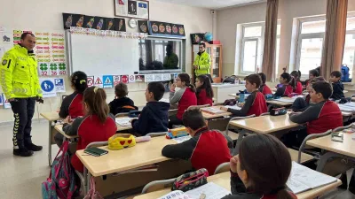 Bayburt İl Emniyet Müdürlüğü trafik ekipleri, öğrencilere trafik eğitimi verdi.