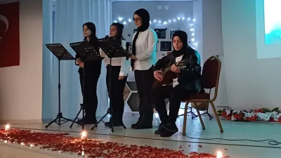 Bayburt'ta genç Ar-Ge birimi tarafından düzenlenen şiir programında öğrenciler ustalıkla