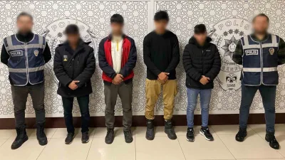 Bayburt'ta düzensiz göçmen taşıyan 3 insan taciri yakalandı. Gözaltına alınan